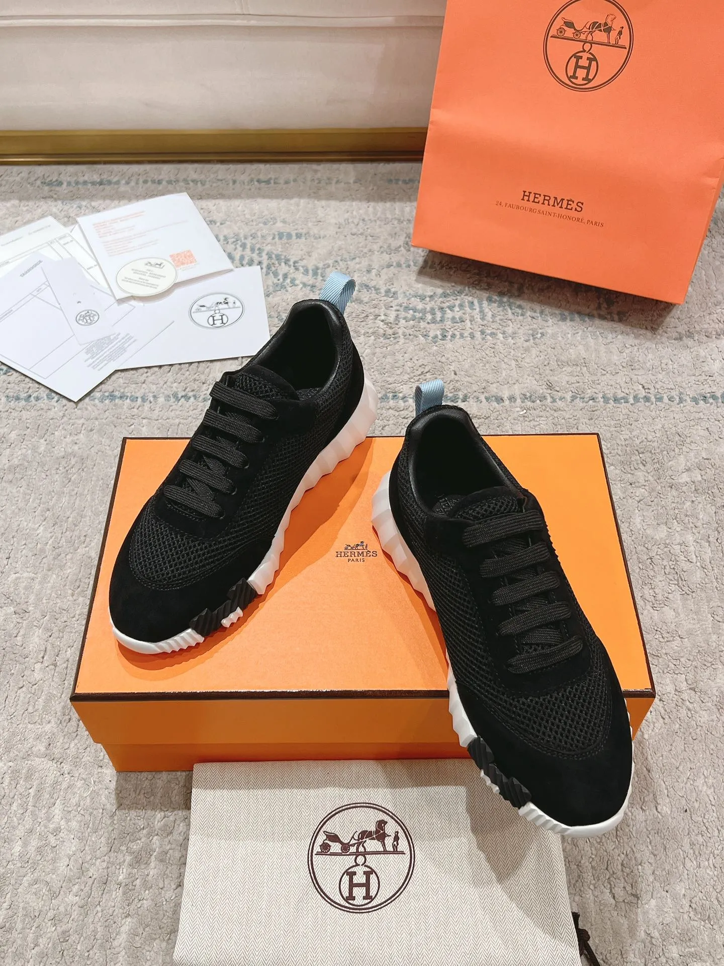 👟👟Ex-factory price 640👟👟 ‼ ️Top version 2024ss Hermès/Hermès new arrival in early autumn, casual shoes for couples👟Color-blocking design MM style, advanced fashion, simple and advanced, casual matching, very light and comfortable on the feet 🔘Upper: suede/cowhide 🔘Inner: sheepskin 🔘Outsole: original PU foam molding outsole 🔘Number of sizes: Women’s size 35-42 (40.41.42, custom made, non-refundable) Men’s size 39-46 (45.46, custom made, non-refundable) 🎁Original exquisite packaging